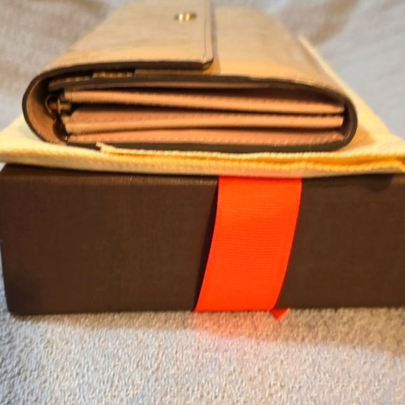 Authentic Louis Vuitton Vernis Sarah Wallet In Tan With Light Pink Interior - Picture 10 of 15